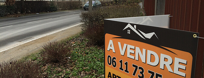 Panneau à vendre en V double face visible depuis la route, grand format immobilier